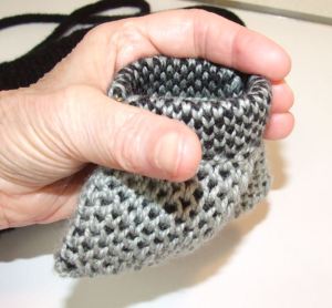 black hand bag coin purse-squeeze frame demo